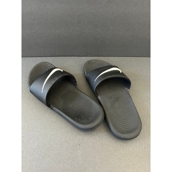 Nike Kawa Slides Black Youth Size 4 - Picture 2 of 4